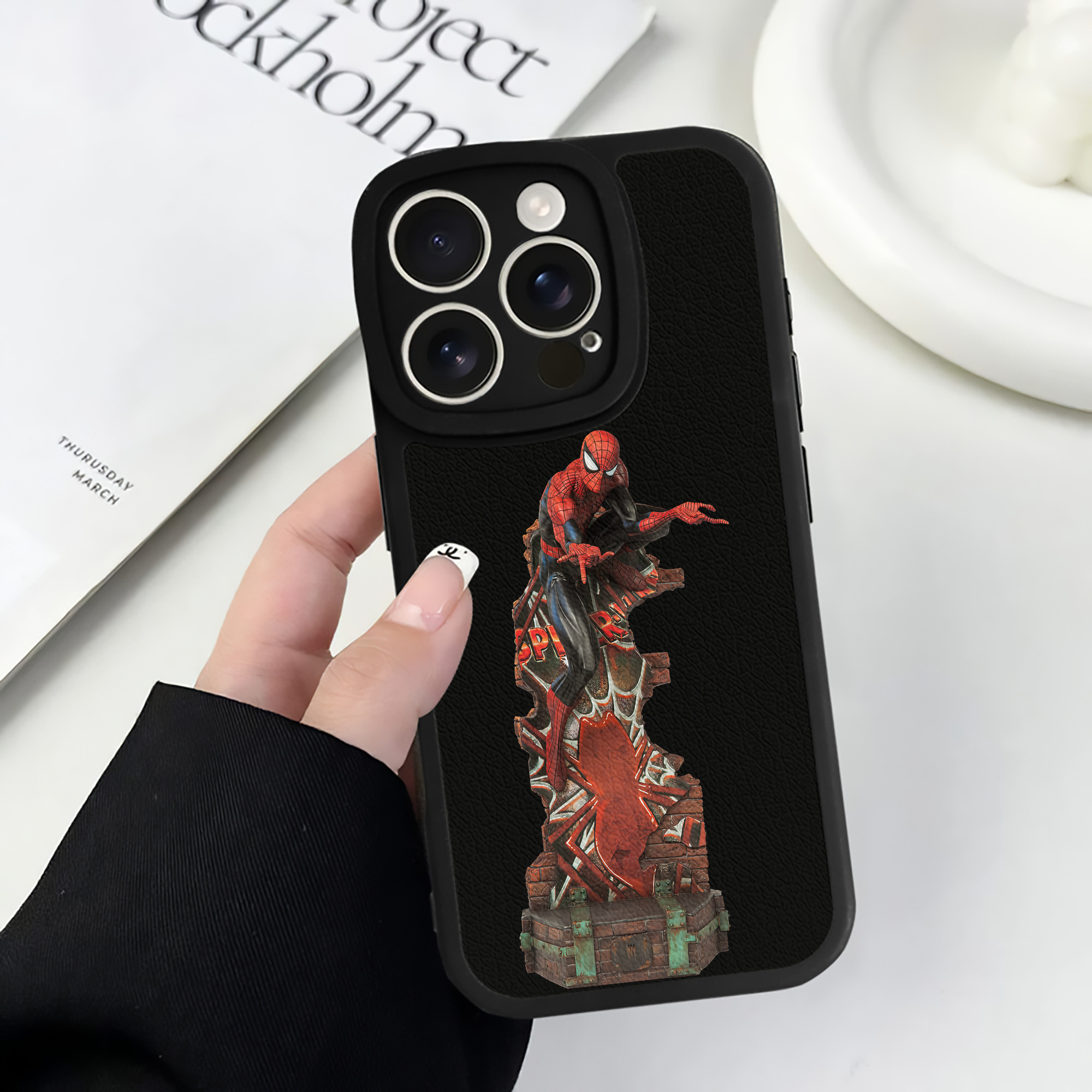 （画像用） Spider Man スパイダーマン 【iPhone 16シリーズ対応】シリコンスマホケース（レザー調） 材質：シリコン